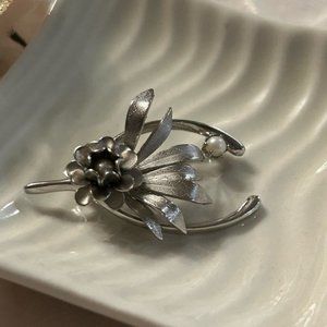 Wishbone and Flower Brooch with Pearl in Silver Tone